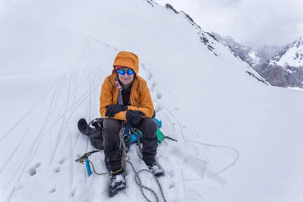 Человек Альпинист Горах Среди Горных Пейзажей Перевале Горный Поход Поездка — стоковое фото
