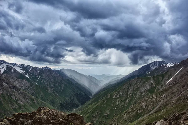 Dağ Manzarası Dağlarda Dinlenme Dağlarda Yürüyüş Kalp Şeklinde Bulutlar Gökte — Stok fotoğraf