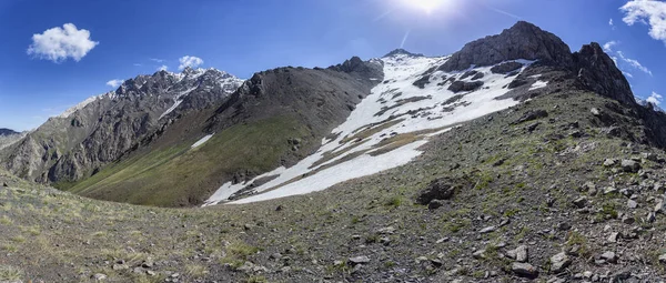 Paisagem Passo Montês Nevado Cume Rochoso Tempo Ensolarado — Fotografia de Stock