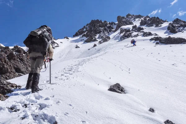 Kirghizistan Estivo Scalatore Sulla Cima Una Montagna Con Una Piccozza — Foto Stock