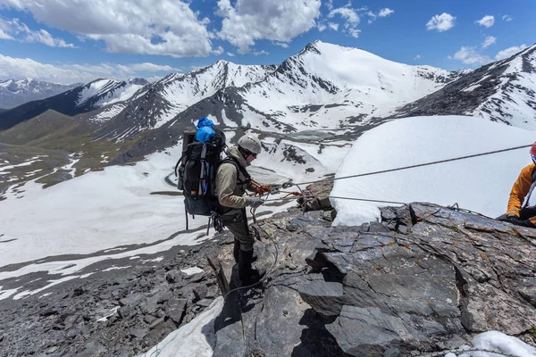 Escursionista Sesso Maschile Abiti Sportivi Caldi Escursioni Montagna — Foto Stock