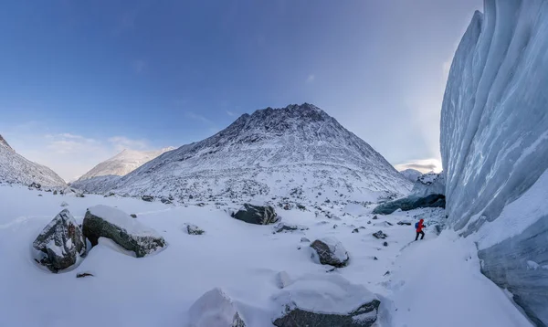 Escursione Invernale Sulle Montagne Dell Altai Enorme Grotta Del Ghiacciaio — Foto Stock