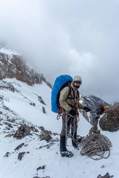 Летний Кыргызстан Альпинист Вершине Горы Ледорубом Снаряжении Скалолазание Горах — стоковое фото