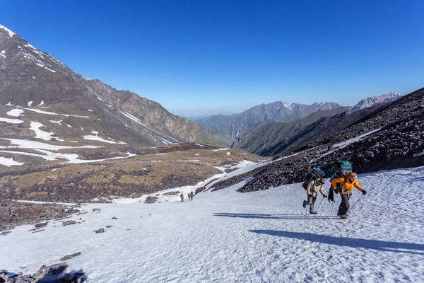 Kirghizistan Gruppo Turisti Escursione Montagna Percorrendo Piste Con Zaini — Foto Stock