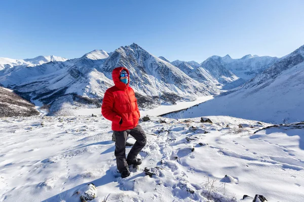 Tourist Warm Sporty Clothes Standing Snowy Mountains Sunny Winter Day — ストック写真