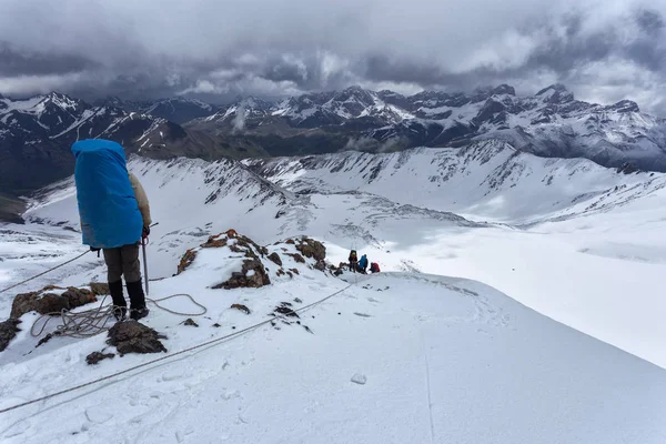 夏のキルギス ギアで氷の斧を持つ山の上に登る 山に登る — ストック写真