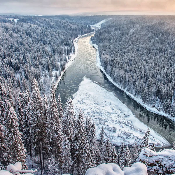 Festői Kilátás Hideg Hegyi Folyó Folyik Erdők Között Téli Napsütéses — Stock Fotó
