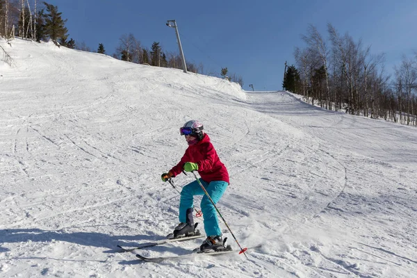 Vrouw Skiër Rijden Naar Beneden Helling Bergen — Stockfoto