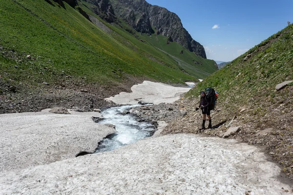 Viaggiatore Abiti Sportivi Caldi Con Zaino Escursioni Nelle Montagne Innevate — Foto Stock