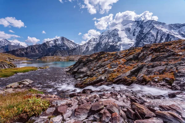 Malebný Výhled Modrou Řeku Sněhové Vrcholy Tien Shan Zasněženými Vrcholky — Stock fotografie