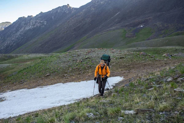 Bergwanderung Tourist Den Bergen Kirgisistans — Stockfoto