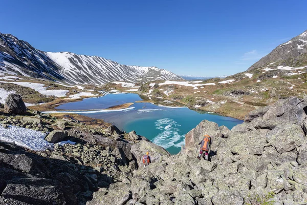 Passo de montanha, no topo do lago, no fundo muito o — Fotografia de Stock