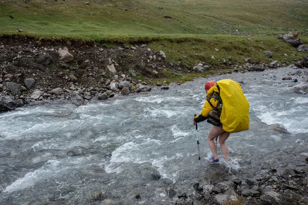 Caminata Montaña Kirguistán Mujer Montañista Las Montañas Pasa Por Río — Foto de Stock