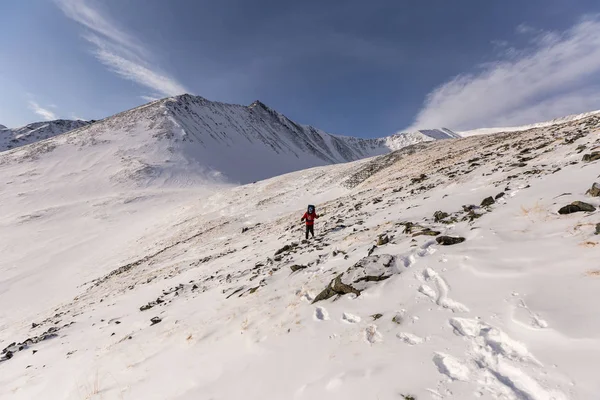 ハイカー旅行 山の冬の山の風景 — ストック写真