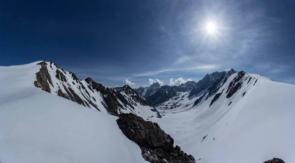 Paesaggio Valico Montagna Innevato Cresta Rocciosa Tempo Soleggiato — Foto Stock
