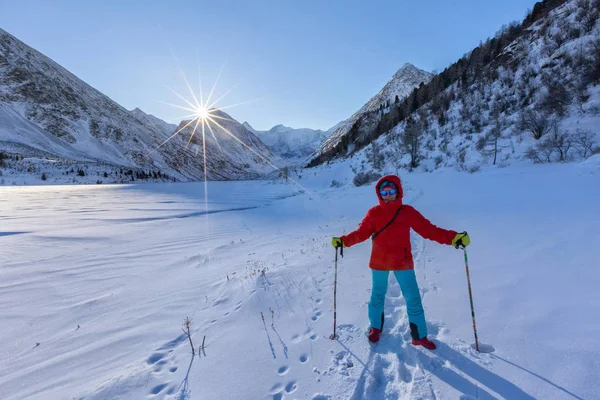 Reizende Wandelaar Winterlandschap Bergen — Stockfoto