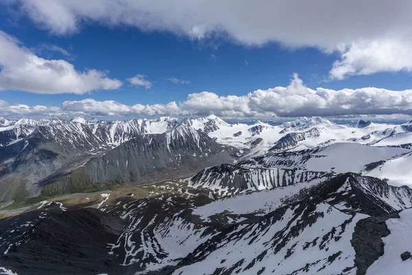 天気の良い日の山と氷河の風景 — ストック写真