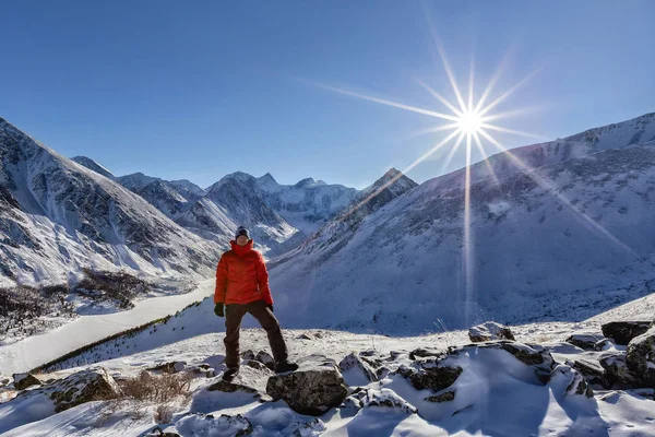 Tourist Warm Sporty Clothes Standing Snowy Mountains Sunny Winter Day — ストック写真