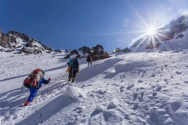 Kirgisistan Eine Gruppe Von Touristen Bei Einer Bergwanderung Entlang Der — Stockfoto