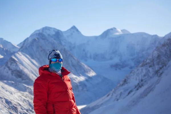 Tourist Warm Sporty Clothes Standing Snowy Mountains Sunny Winter Day — ストック写真