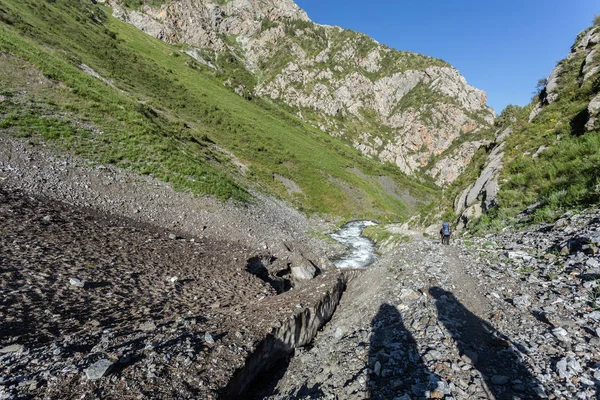 Мальовничий Вид Швидкий Гірський Потік Тече Скелястих Горах Весняний Сонячний — стокове фото