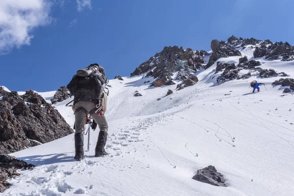Kirgisistan Sommer Mit Einem Eispickel Der Ausrüstung Auf Einen Berg — Stockfoto