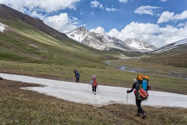 Kirguistán Verano Grupo Turistas Una Caminata Montaña Recorriendo Las Pistas — Foto de Stock