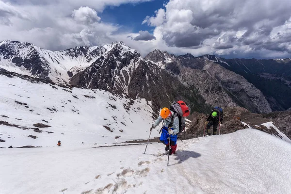 Kirgisistan Eine Gruppe Von Touristen Bei Einer Bergwanderung Entlang Der — Stockfoto