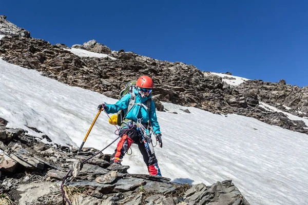 Viaggiatore Abiti Sportivi Caldi Con Zaino Escursioni Nelle Montagne Innevate — Foto Stock