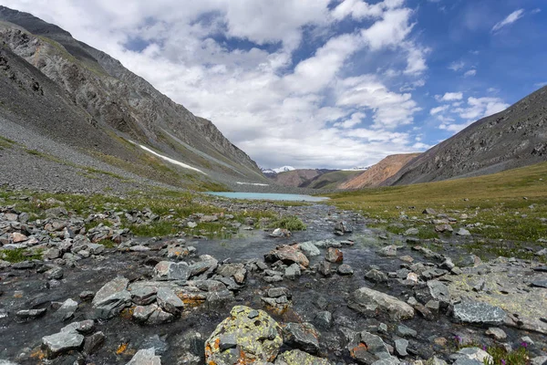 Pintoresca Vista Del Río Azul Los Picos Nieve Las Montañas —  Fotos de Stock