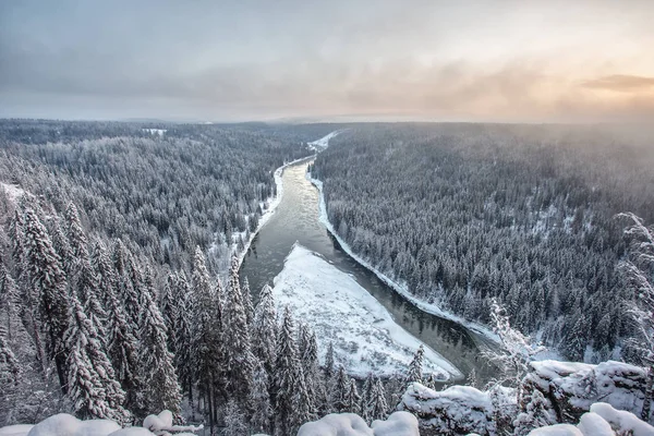 Festői Kilátás Hideg Hegyi Folyó Folyik Erdők Között Téli Napsütéses — Stock Fotó