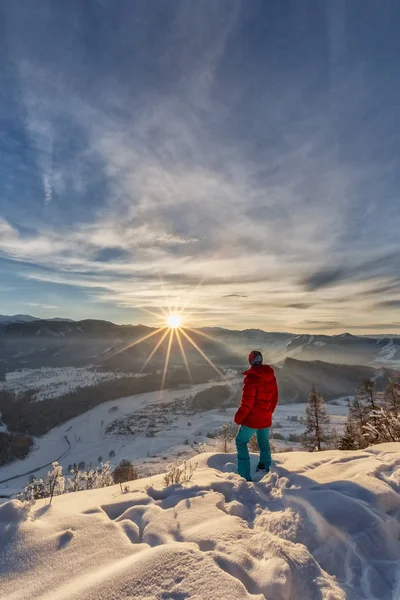 Vrouw Klimmer Bergen Achtergrond Pieken Gletsjers Staan Top — Stockfoto