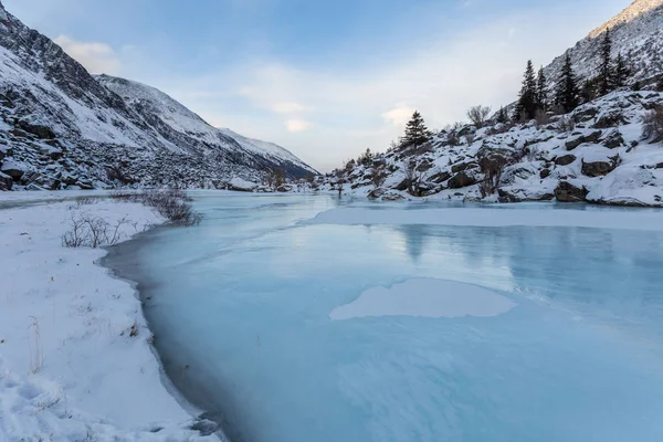 Kış, gün batımı, Belukha Dağı 'nın buz krallığı, gün batımında dağlarda donmuş göller, Altai dağları.