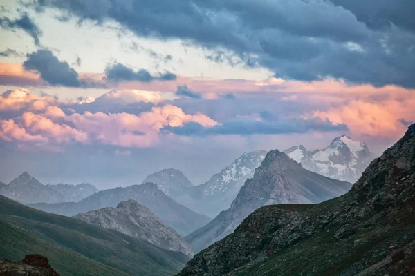 Panoramala Dağ Manzarası Dağlarda Gün Batımı Gün Batımı — Stok fotoğraf