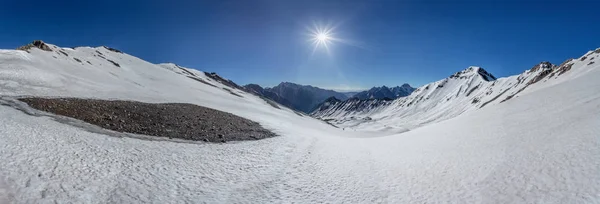 Paesaggio Valico Montagna Innevato Cresta Rocciosa Tempo Soleggiato — Foto Stock