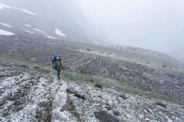 男は山の中でハイキング 旅行のコンセプト — ストック写真