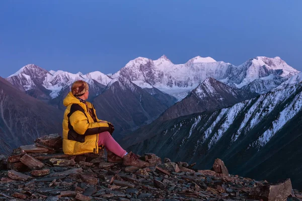 Tourist Girl Background Mountain Landscape Trekking Altai Belukha Mountain — Stock Photo, Image