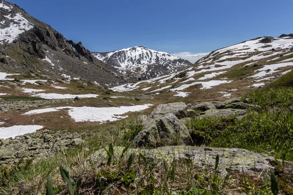 Vista Pitoresca Montanhas Rochosas Com Topos Nevados Dia Ensolarado Primavera — Fotografia de Stock