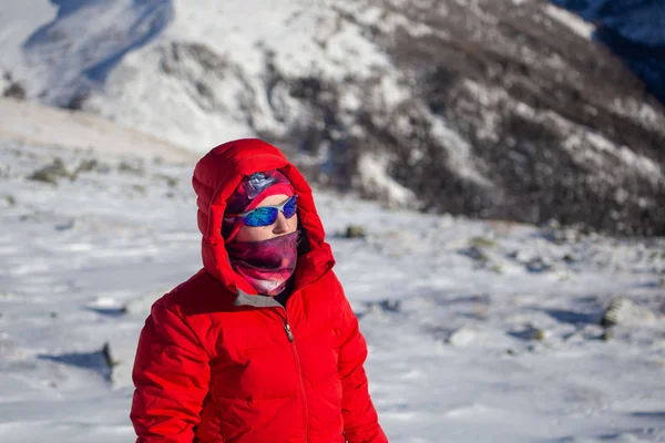 在阳光明媚的冬日穿着保暖运动服在雪山徒步旅行 — 图库照片