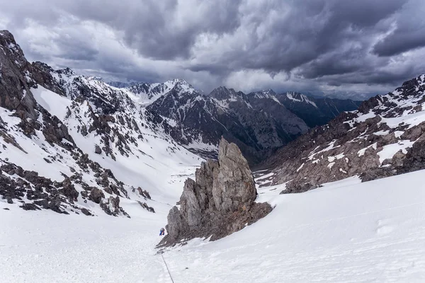 Landschaft Des Schneebedeckten Passes Auf Felsigem Grat Bei Sonnigem Wetter — Stockfoto