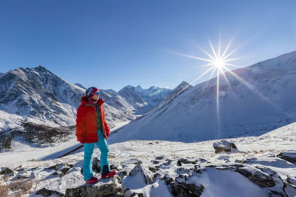Wanderer Warmer Sportlicher Kleidung Wandern Verschneiten Bergen Sonnigen Wintertagen — Stockfoto