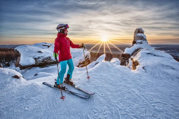 Skifahrerin Steht Bei Sonnenuntergang Auf Der Piste Den Bergen — Stockfoto