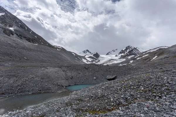 Gölde çok o arka plan üstündeki dağ geçidi