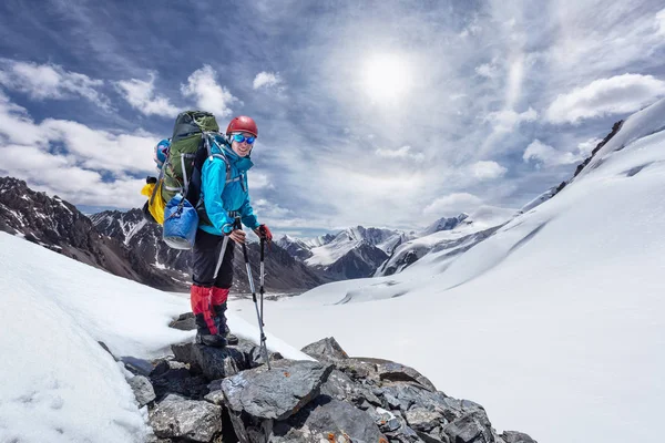 Chica Senderismo Las Montañas Altai Paso Senderismo Las Montañas Concepto — Foto de Stock