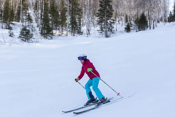 Mulher Esquiador Andando Para Baixo Encosta Nas Montanhas — Fotografia de Stock