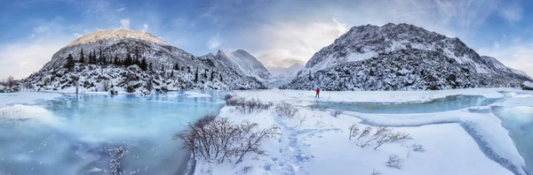 Kış, gün batımı, Belukha Dağı 'nın buz krallığı, gün batımında dağlarda donmuş göller, Altai dağları.