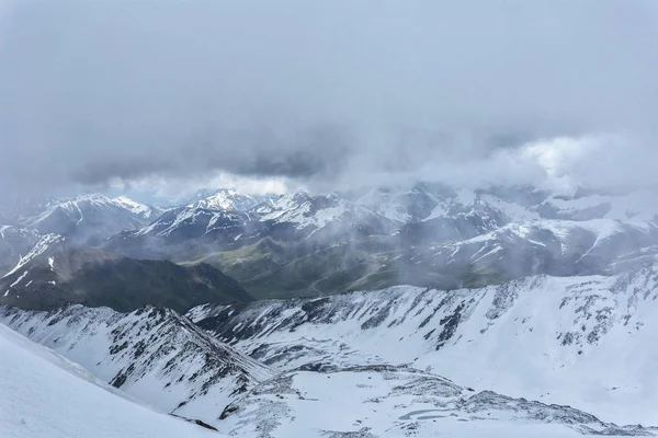 Kış günü dağların ve buzulların manzarası 