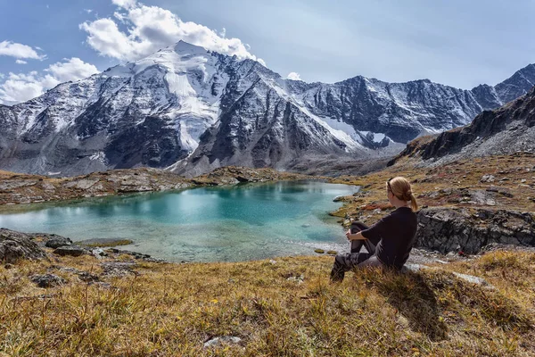 Altai 'de dağlarda yürüyüş yapan bir kız. Dağlarda yürüyüş konsepti 