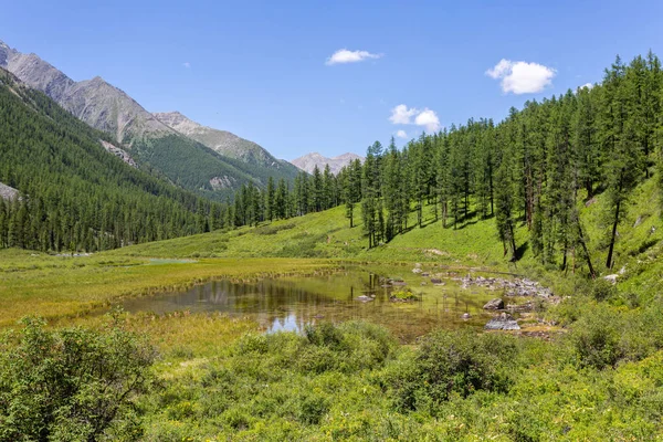 Horská Krajina Jezerem — Stock fotografie