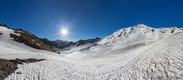 天気の良い日には岩の尾根に雪の山のパスの風景 — ストック写真